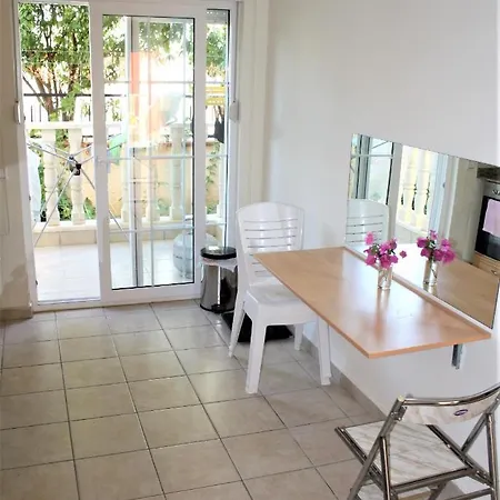 Quiet Peaceful 2 Bed Duplex In The Perfect Location In Апартаменты *
